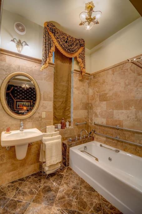 Merry Mansion East Dubuque Ngoại thất bức ảnh