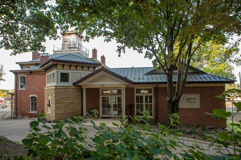 Merry Mansion East Dubuque Ngoại thất bức ảnh